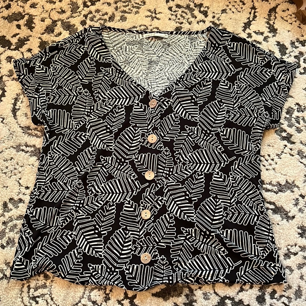 Kaily K palm black and white top